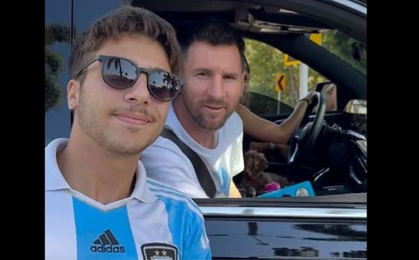 Fãs tiram foto com Messi na saída do treino do Inter Miami