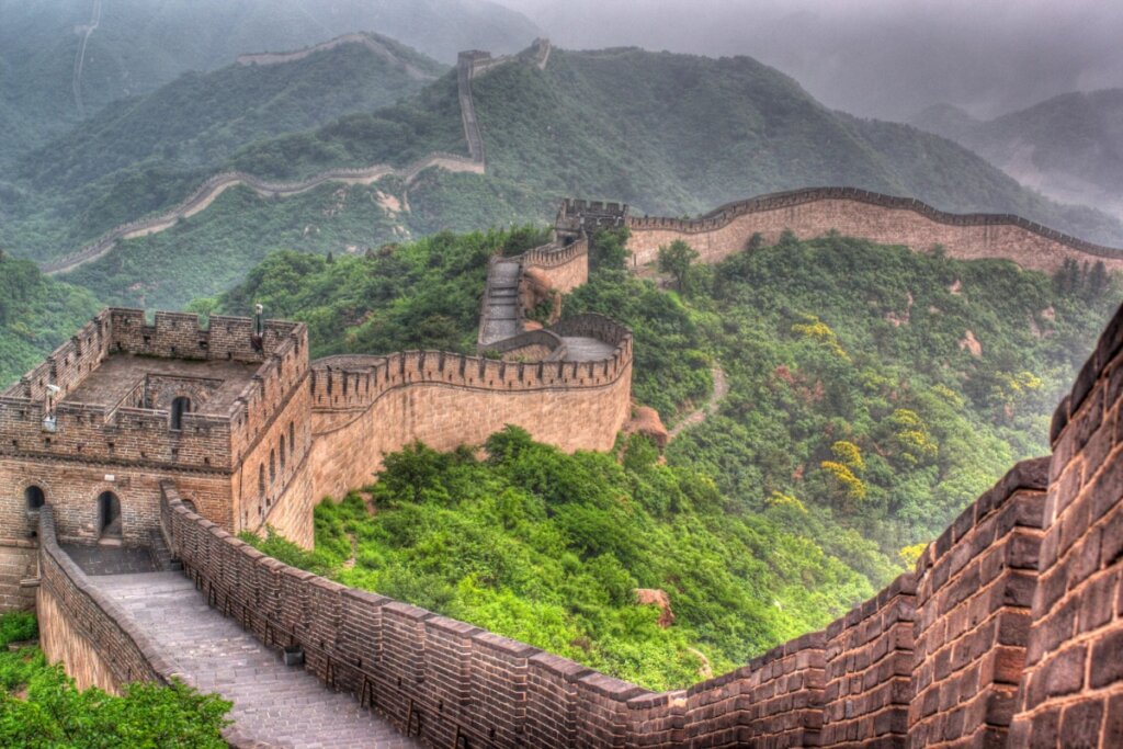 Visitar a Muralha da China é um passeio imperdível  (Imagem: Yuri Yavnik | Shutterstock)  por  