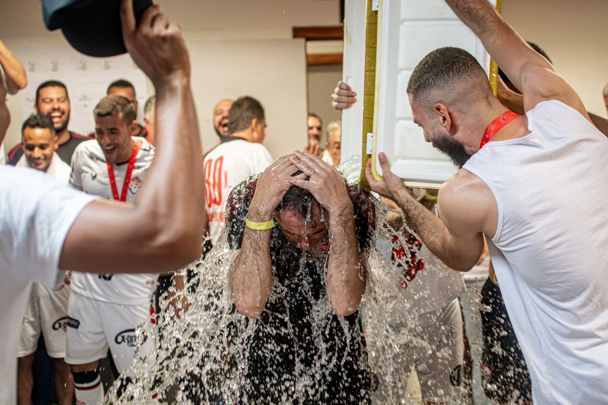 Nos bastidores da Fonte Nova, jogadores do Vitória dão o tradicional banho de gelo no técnico Léo Condé