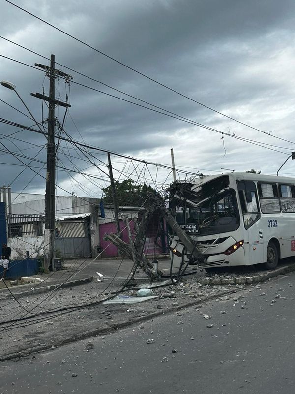 Ônibus colide contra poste em Lauro de Freitas