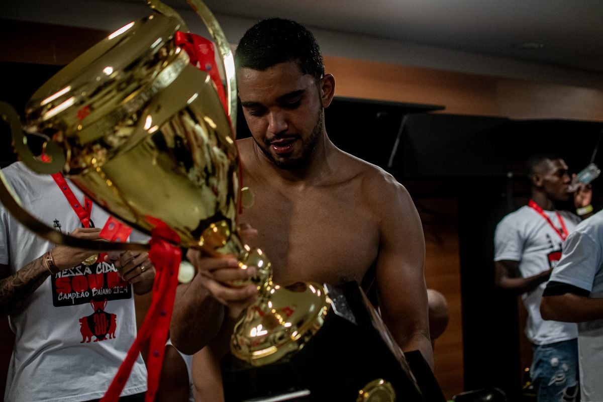 Lucas Arcanjo com a taça de campeão baiano 2024