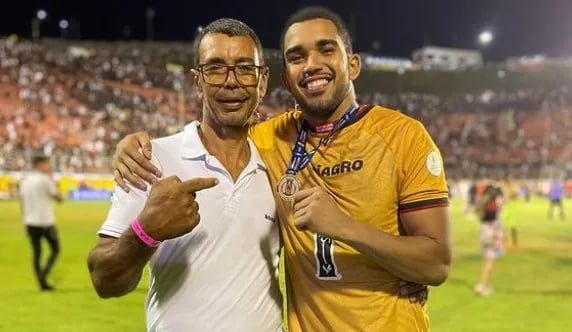 Seu Geraldo e Lucas Arcanjo, no Barradão