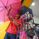 Imagem - Economia da chuva: vendas de guarda-chuva e capas sobem em Salvador