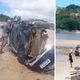 Imagem - Motorista se fere após carro capotar e cair na areia de praia em Ilhéus
