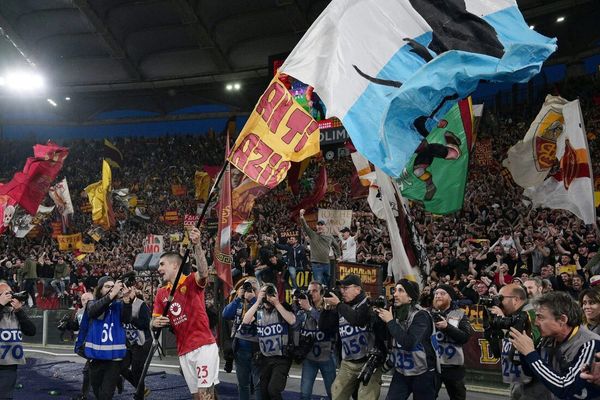Gianluca Mancini foi punido por utilizar bandeira da rival Lazio com um rato desenhado