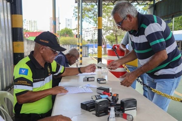 Taxistas, mototaxistas e demais autorizatários terão prazo para regularizarem documentação