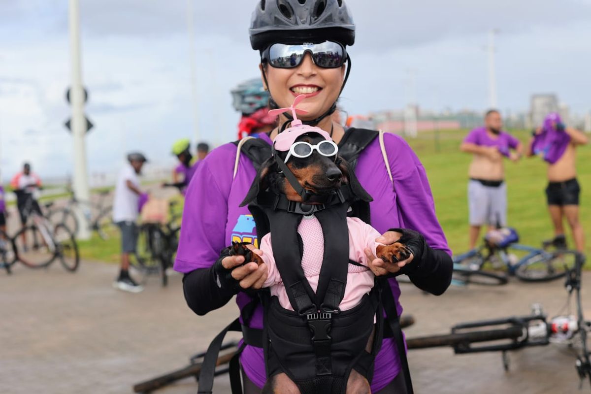 A tutora Arlete Matos, 47, levou a cachorra Juju para participar do evento