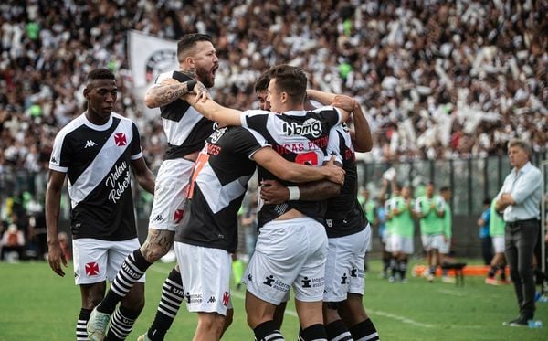 Jogadores do Vasco comemoram após gol sobre o Grêmio