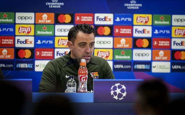 Técnico Xavi Hernandez em coletiva de imprensa do Barcelona