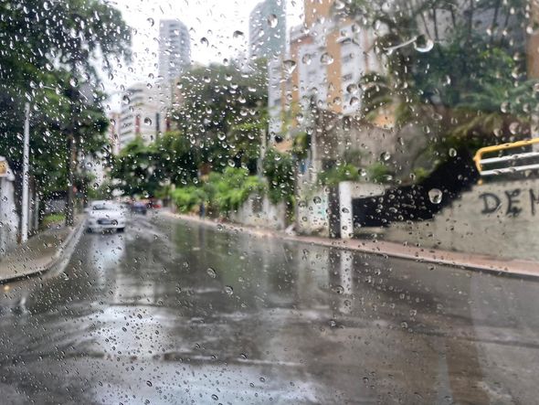 Imagem - Chuva causa alagamentos em Salvador; Inmet divulga alerta de perigo