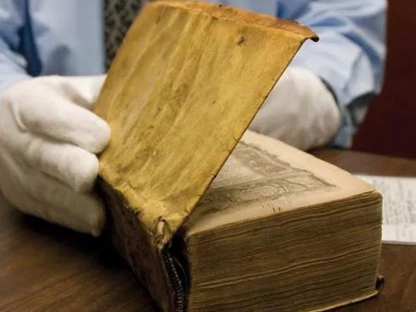 Imagem - Livro encadernado com pele humana é exposto em feira de livros antigos em Nova York