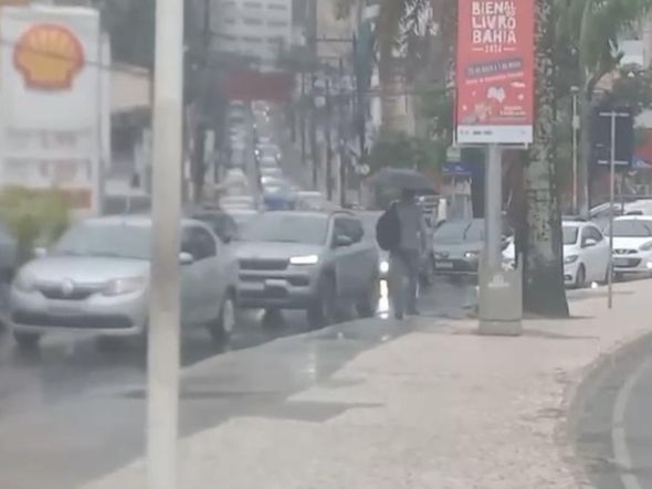 Imagem - Rompimento de tubulação deixa trânsito lento na Av. Centenário