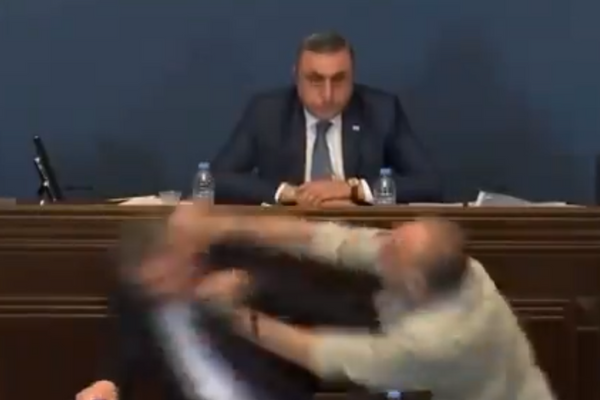 Esta captura de vídeo mostra membro do Parlamento da Georgia levando soco