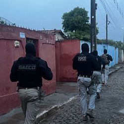 Imagem - Três policiais são presos por suspeita de participação em grupo de extermínio