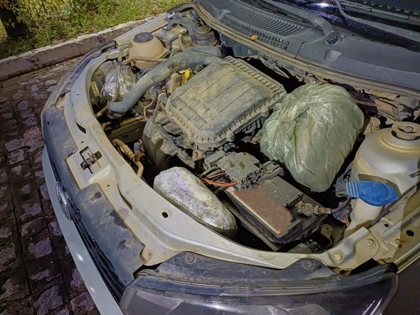 Imagem - Pacotes de maconha com destino à Bahia são encontrados escondidos em motor de carro na BR-116