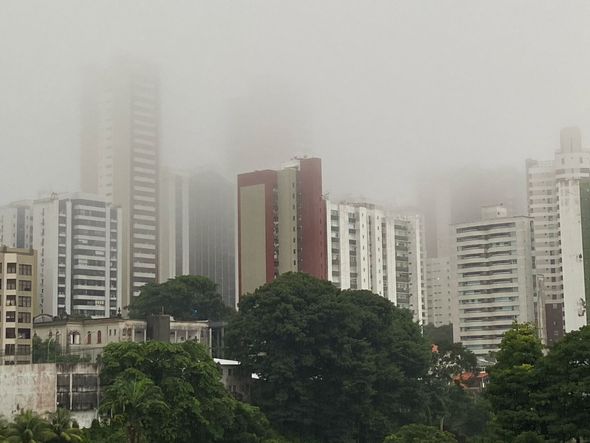 Imagem - Salvador amanhece com chuva e neblina