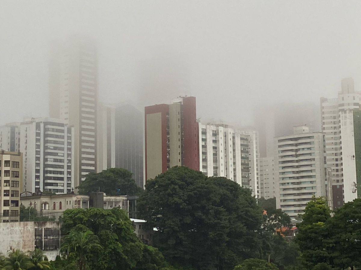 Céu com neblina em Salvador
