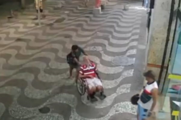 Vídeo mostra idoso ainda vivo, em cadeira de rodas, um dia antes de ser levado morto para sacar dinheiro