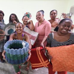 Imagem - Comunidade em Salvador transforma lixo em artigos de luxo vendidos até nos EUA