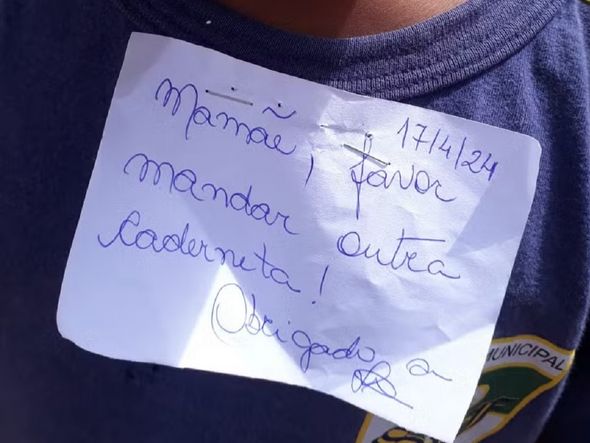 Imagem - Professora grampeia bilhete em camisa de criança: 'Vontade de chorar', diz mãe