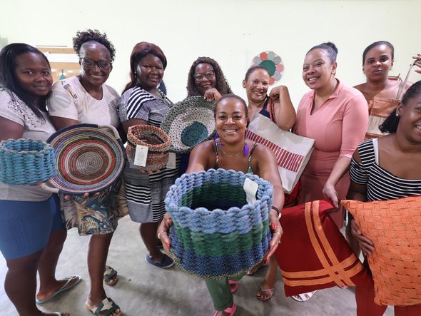 Imagem - Comunidade em Salvador transforma lixo em artigos de luxo vendidos até nos EUA