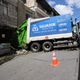 Imagem - Moradores de casa atingida por caminhão de lixo são resgatados