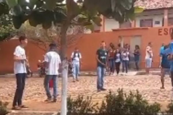 Adolescente atira em colega de escola por ciúmes da ex