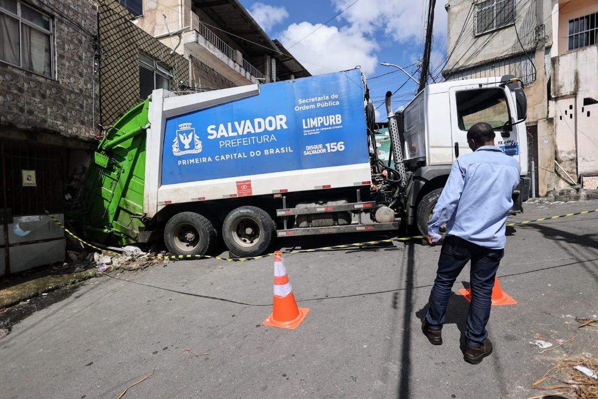 Caminhão de lixo atinge casa em São Caetano