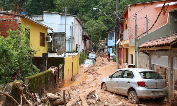 Casas destruídas em deslizamentos na Barra do Sahy após tempestades no litoral norte de São Paulo 