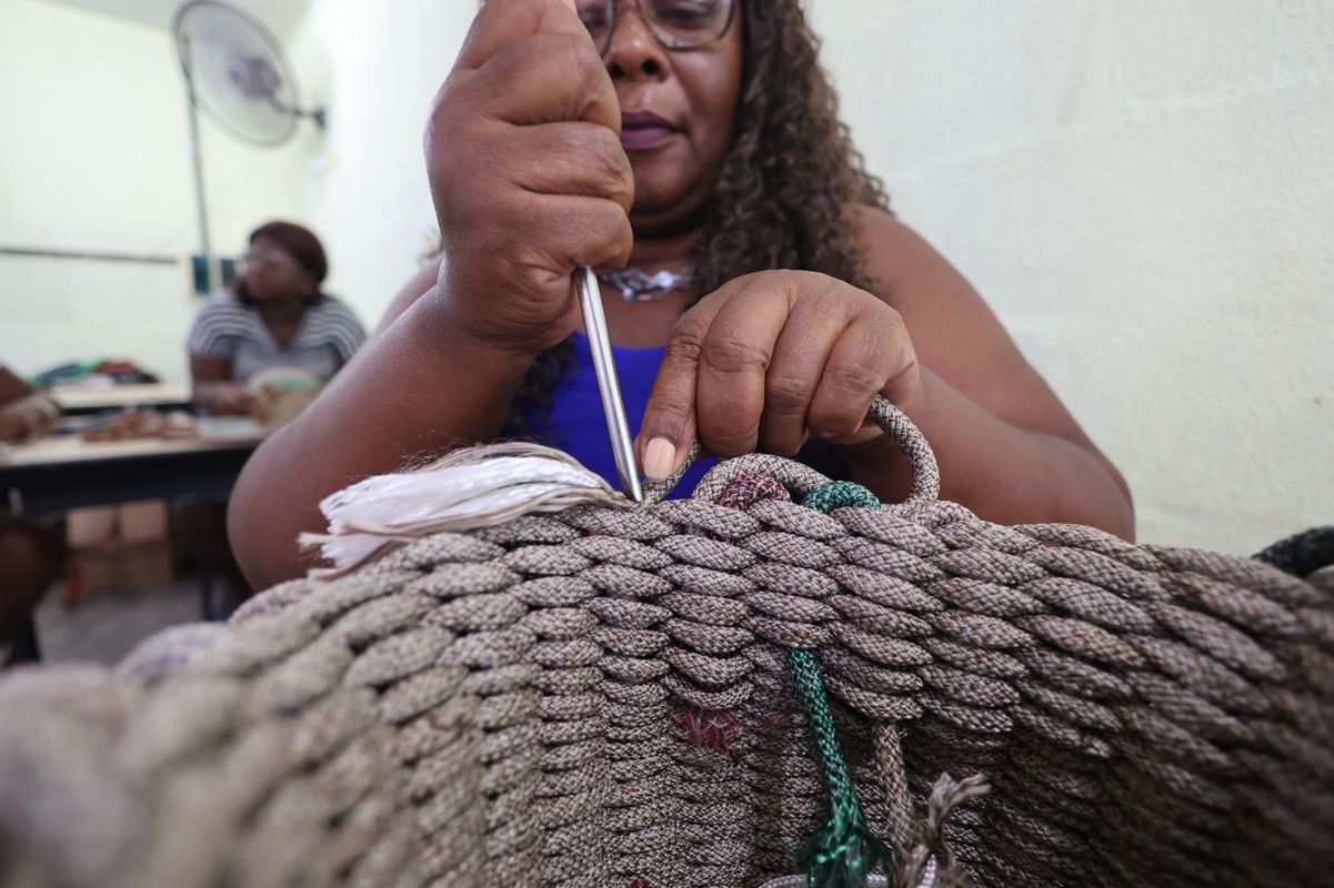 Dona Gil estava desempregada quando chegou ao projeto e, apaixonada por artesanato, se encantou com os materiais 