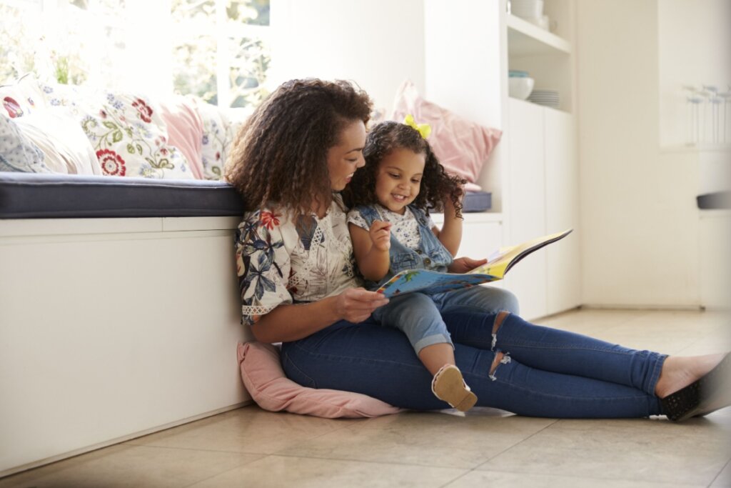[Edicase]A leitura pode auxiliar no desenvolvimento cognitivo, social e emocional da criança (Imagem: Monkey Business Imag | Shutterstock)   por  