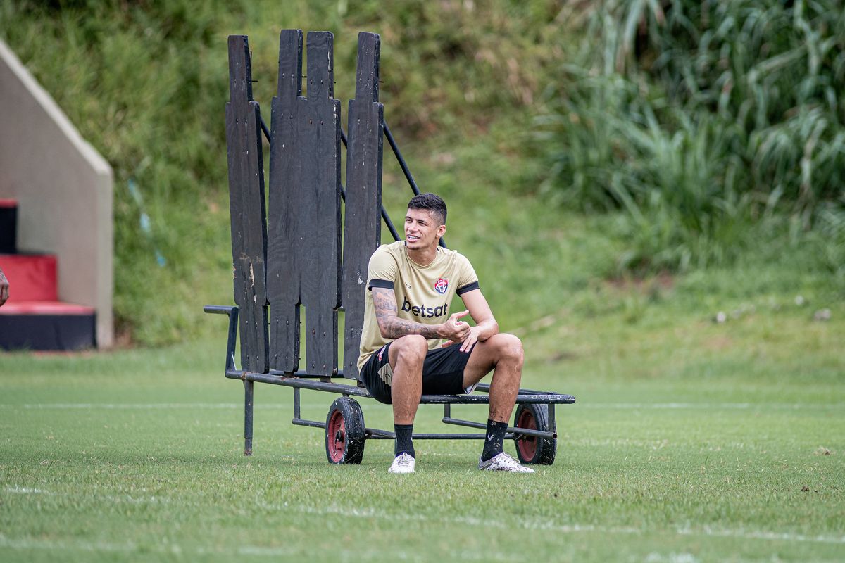 Zagueiro Camutanga sente desconforto na coxa e desfalca treino do Vitória