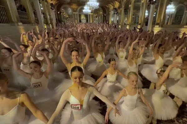 Mais de 350 bailarinas quebraram o recorde mundial de dança na ponta dos pés