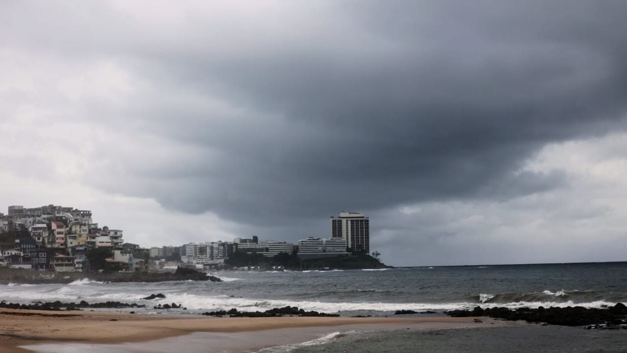 Imagem - Bahia tem previsão de chuva forte com risco de deslizamento; veja previsão