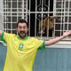 Imagem - 'Oficialmente brasileiro', diz Vincente Martella em foto com vira-lata caramelo