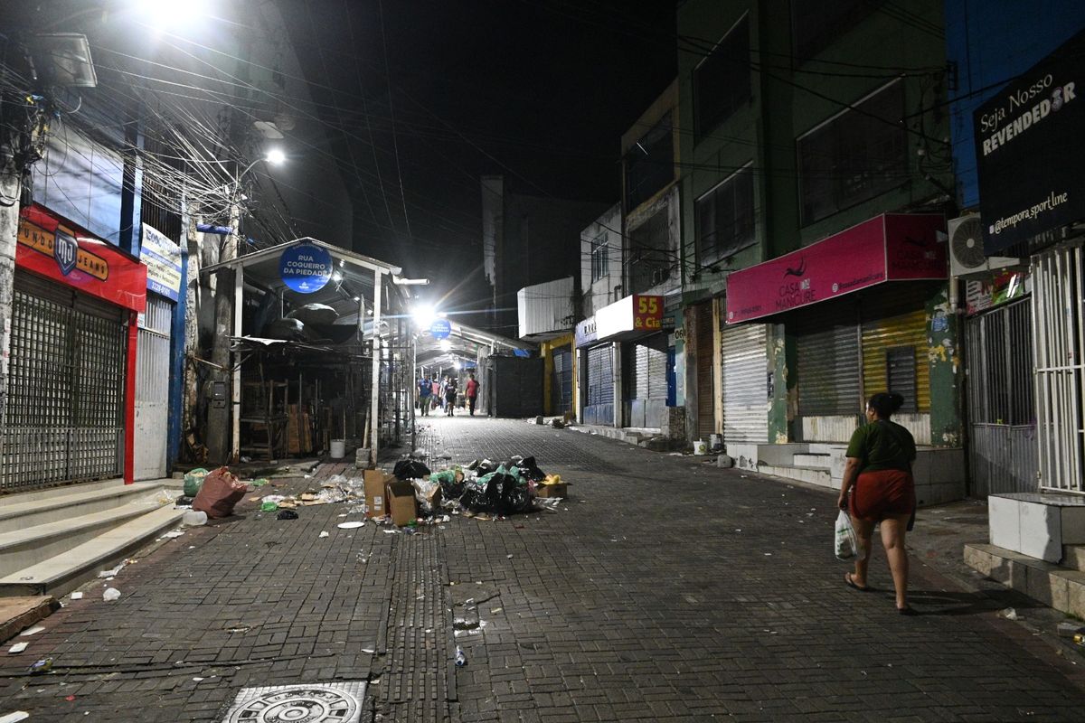 Alvo de criminosos: trabalhadores descem a Rua Conqueiros da Piedade toda deserta 