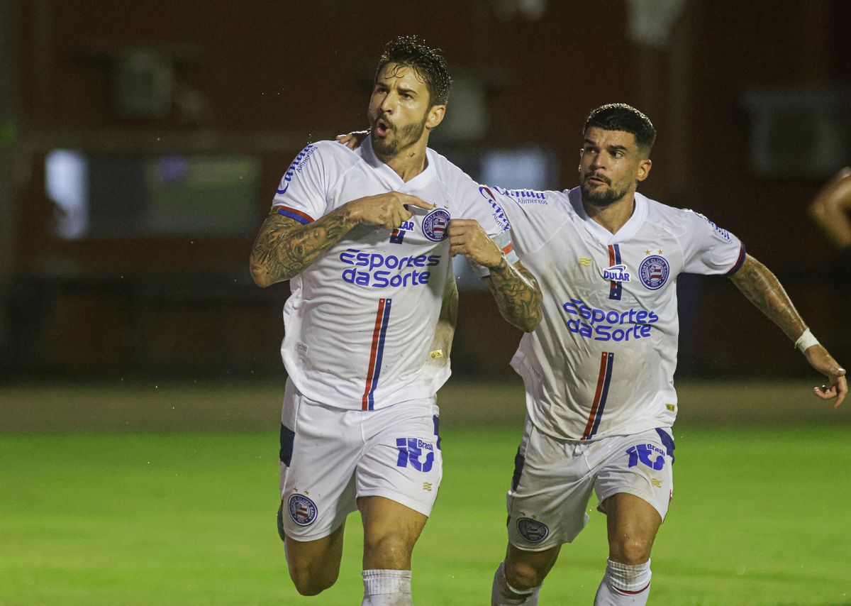 Everaldo comemora com Cauly gol marcado diante do Vitória, no Barradão