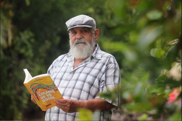 Fernando Eleodoro com o seu livro