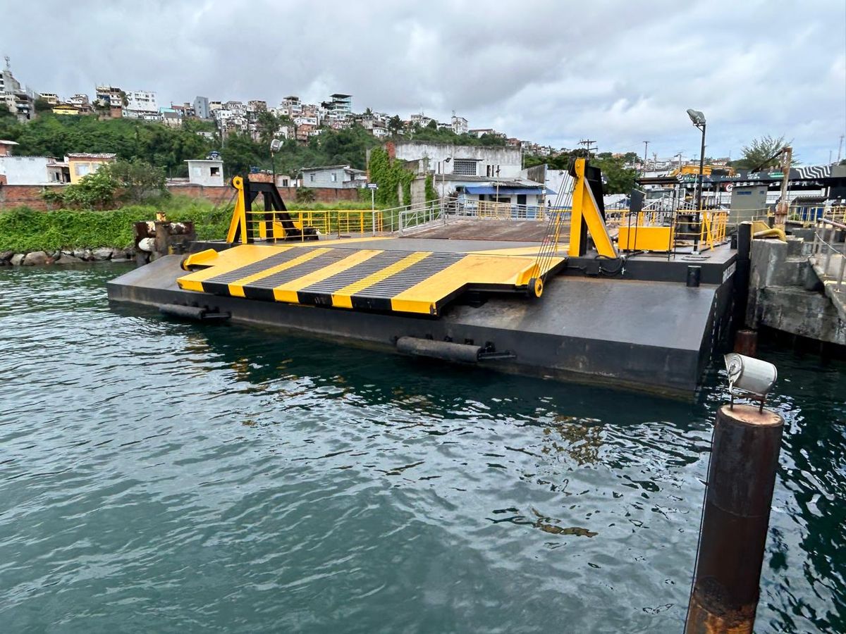 Flutuante no ferry-boat no terminal de São Joaquim