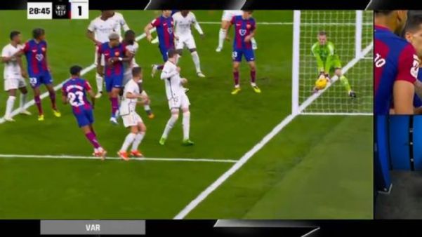 Momento analisado pelo VAR de suposto gol do Barcelona sobre o Real Madrid
