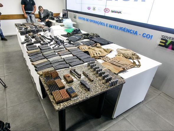 Imagem - Fuzil, granada e 79 carregadores: facções atuam com armas de guerra em Salvador