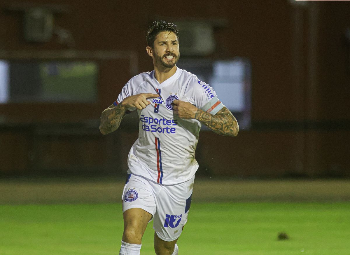 Everaldo comemora gol no empate com o Vitória, no Barradão