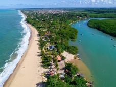 Imagem - Booking investiga aluguel de casas em terra indígena de destino turístico na Bahia