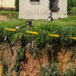 Imagem - Moradores contam como é viver na beira de cratera imensa em Candeias