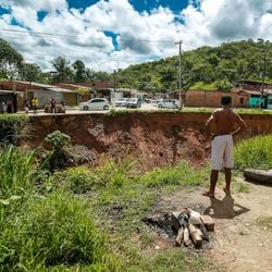 Imagem - Buracão obriga moradores a deixarem suas casas em Candeias