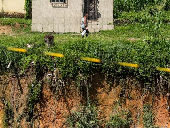 Imagem - Moradores contam como é viver na beira de uma voçoroca em Candeias