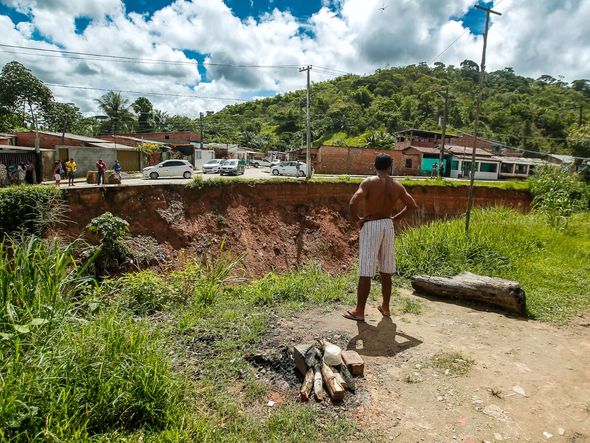 Imagem - Buracão obriga moradores a deixarem suas casas em Candeias