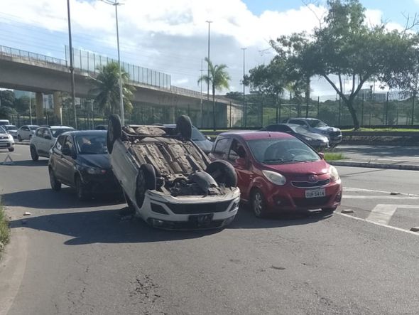 Imagem - Carro capota no viaduto Canô Veloso e deixa trânsito lento na região