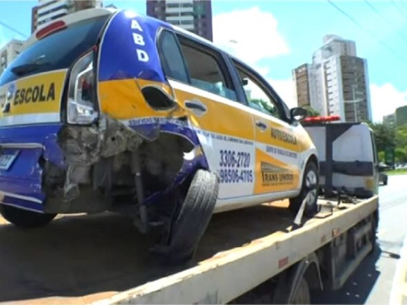 Imagem - Carro bate em veículo de autoescola e cai em córrego na Magalhães Neto
