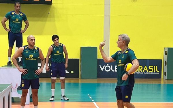 Bernardinho comanda treino da seleção brasileira masculina de vôlei